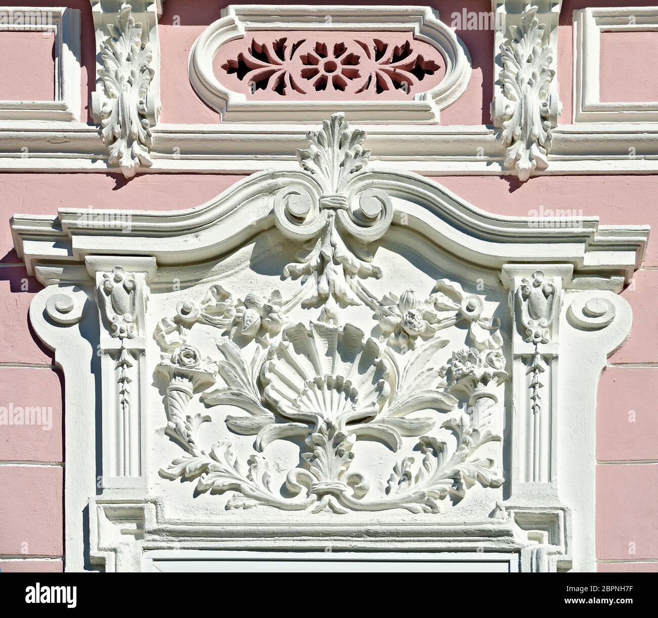 Decorazioni architettoniche bianche barocche con ornamenti e arabeschi sul fronte di una casa, Weitra, Austria Foto Stock