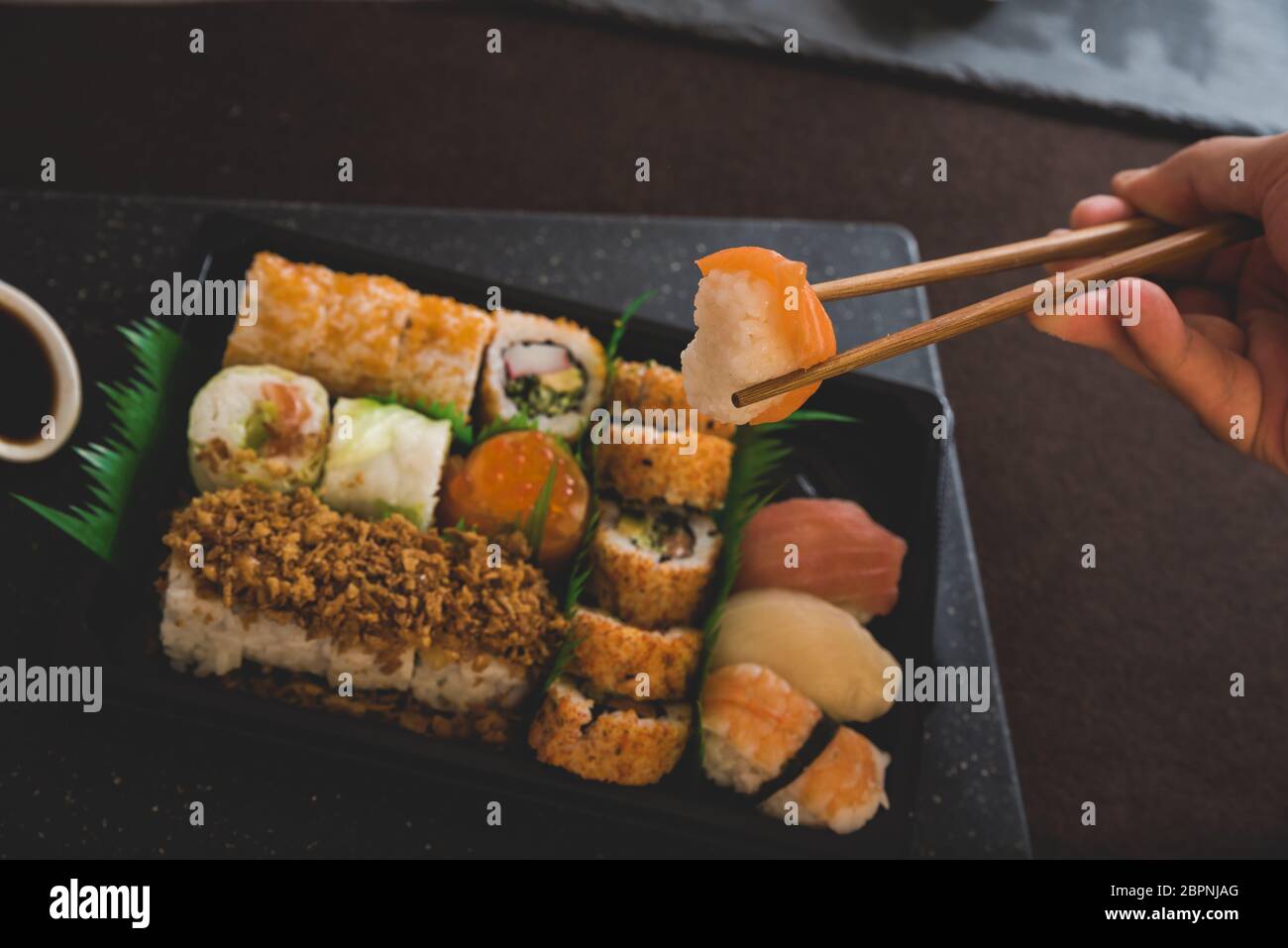 Materie di salmone fresco rotolo di sushi maki - il cibo giapponese Foto Stock