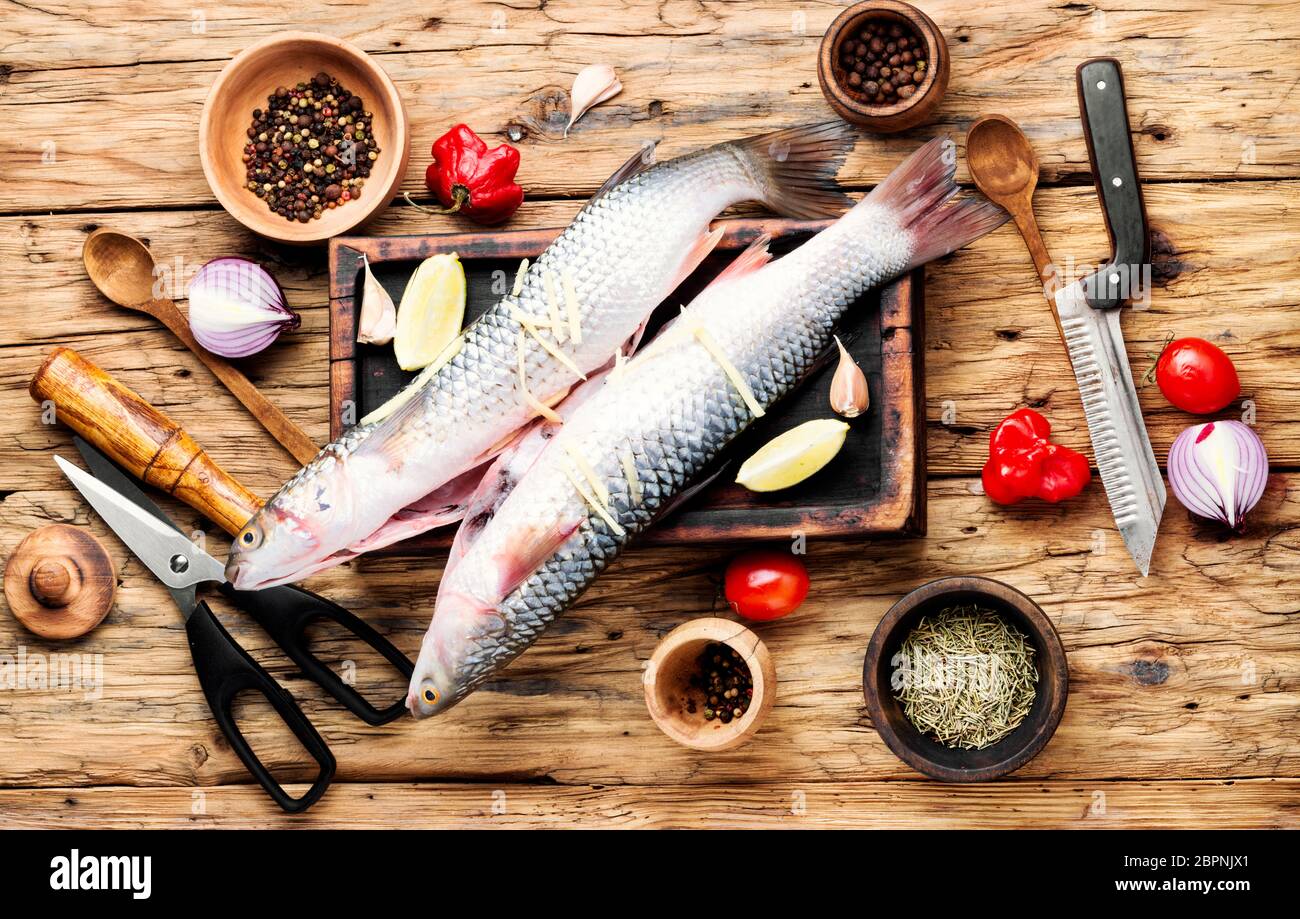Pesce fresco ripieno di verdure.concetto di cucina a vista.pesce crudo Foto Stock