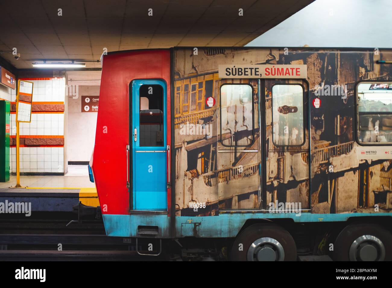 SANTIAGO, CILE - MARZO 2020: Un treno della metropolitana di Santiago alla linea 5 Foto Stock