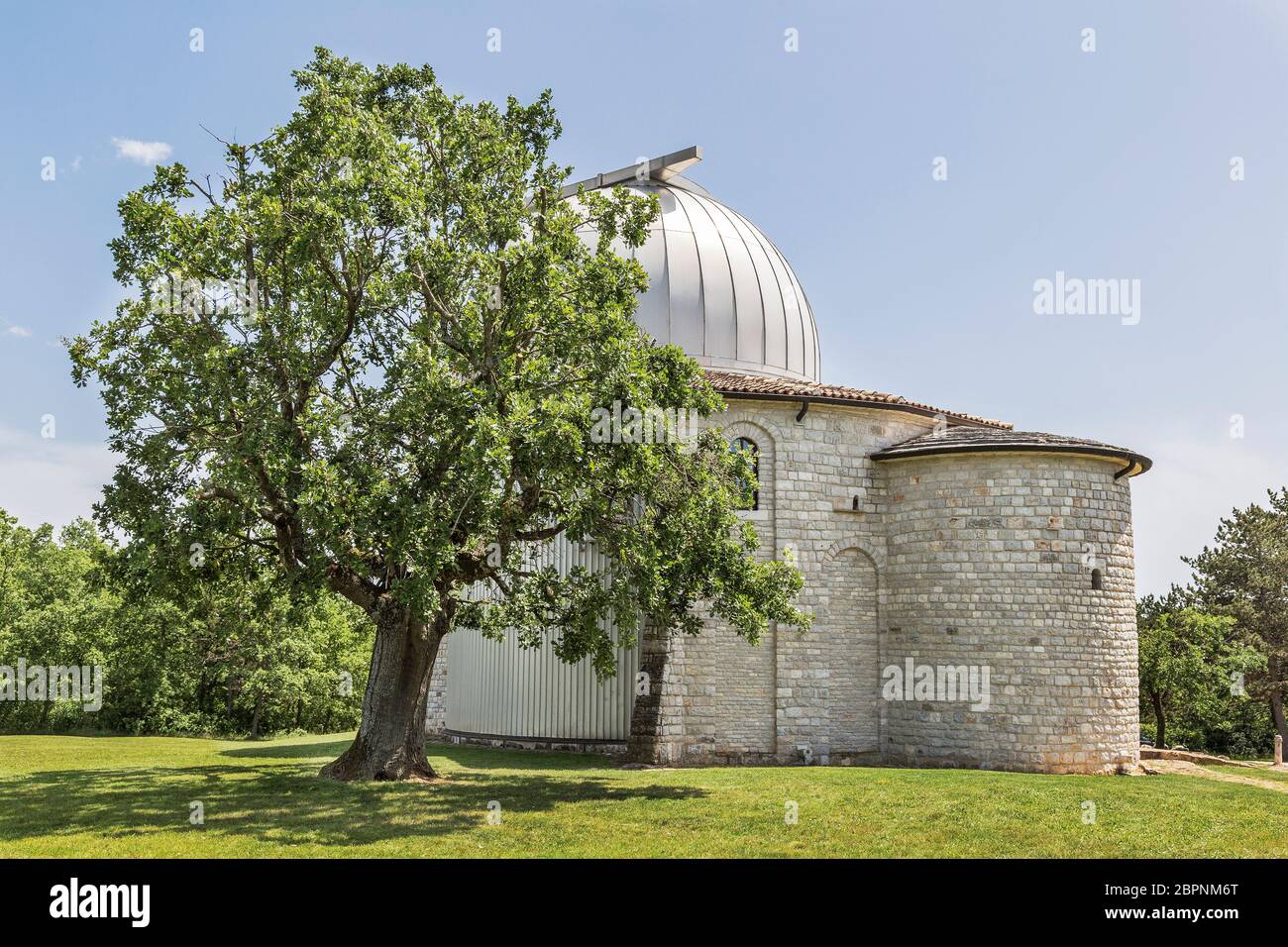 Vista laterale del famoso osservatorio, TiCan - Visnjan, Istria, Croazia Foto Stock