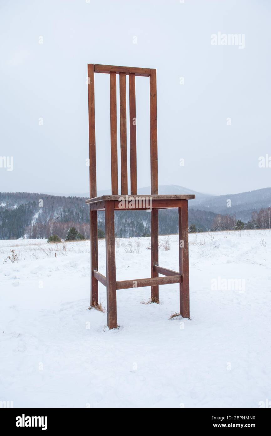 Grande sedia di legno in Altai montagne in inverno Foto Stock