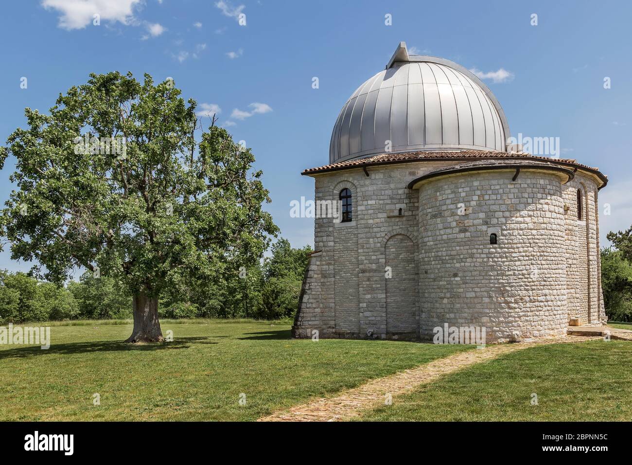 Vista laterale del famoso osservatorio, TiCan - Visnjan, Istria, Croazia Foto Stock