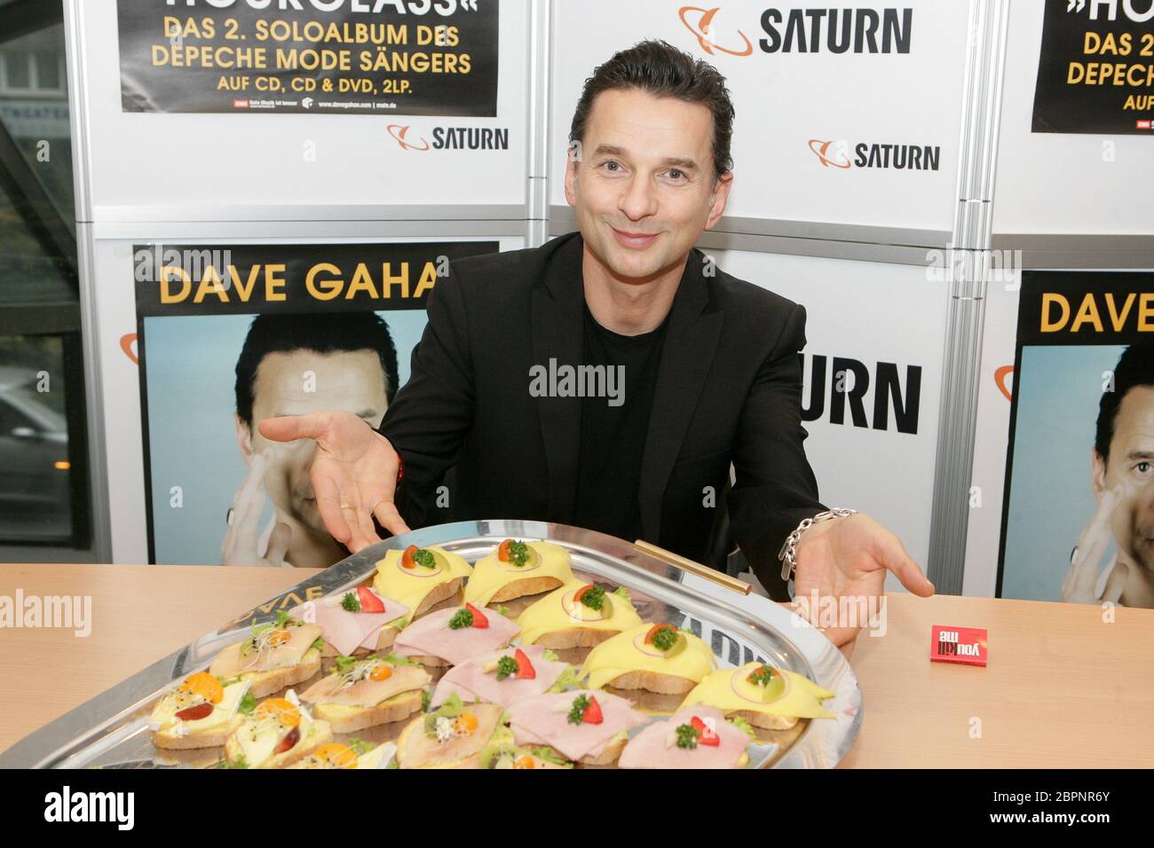 Autogrammstunde Dave Gahan - Depeche Mode Frontmann und Sänger Dave Gahan präsentiert sein 2. Soloalbum 'Hourglass' bei Saturn Hansaring a Köln Foto Stock
