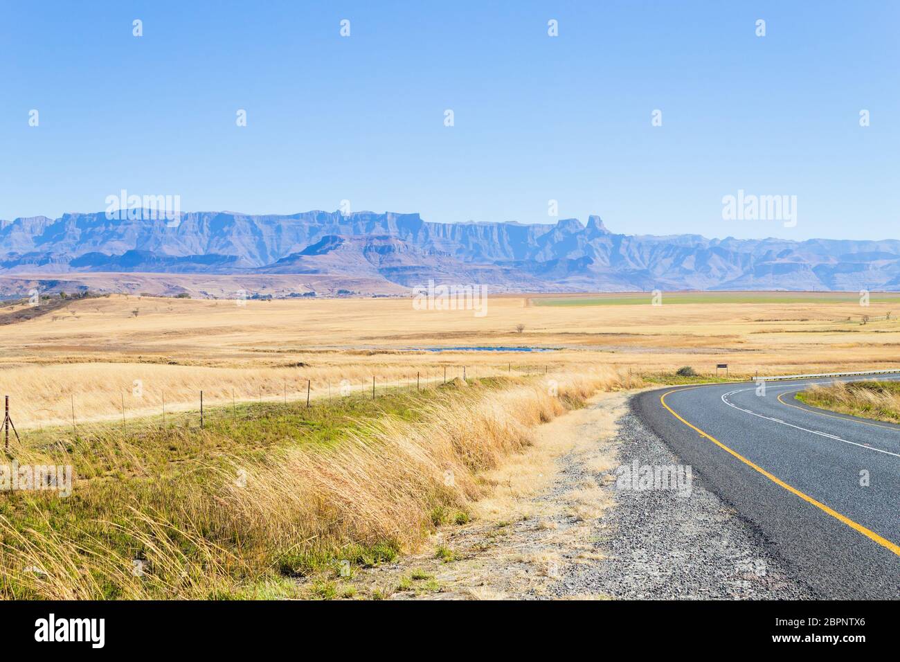 Strada in prospettiva vista da Sud Africa lungo la strada di Dragon's montagne. Paesaggio di Drakensberg. Viaggi e outdoor Foto Stock