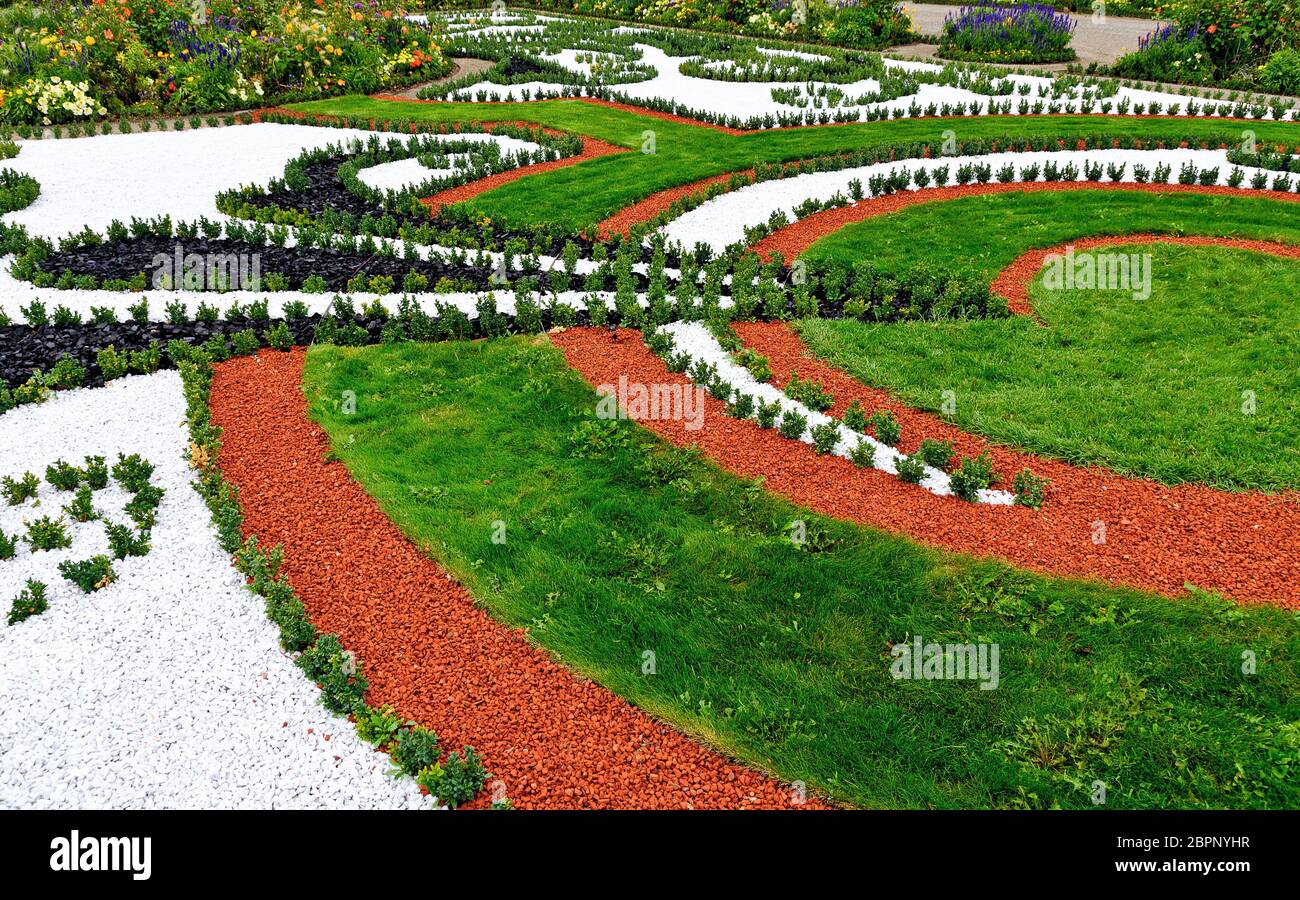 Confini ornamentali fatti di erba e pietre colorate al piano terra di un giardino barocco nel palazzo Schlosshof, Austria Foto Stock