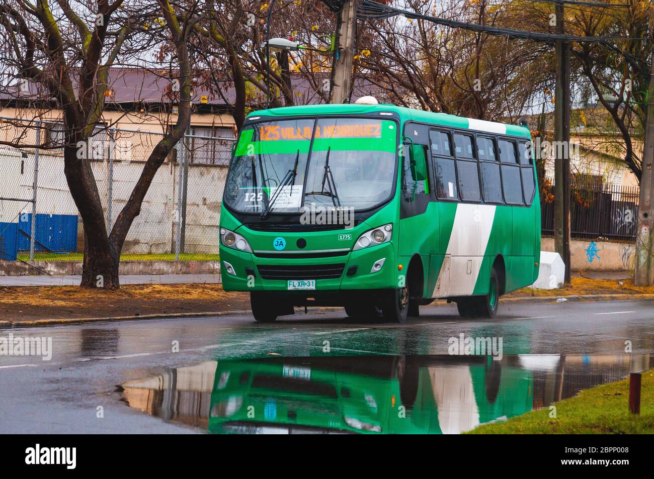 SANTIAGO, CILE - 2019 GIUGNO: Un autobus Transantiago durante una giornata piovosa a Cerrillos Foto Stock