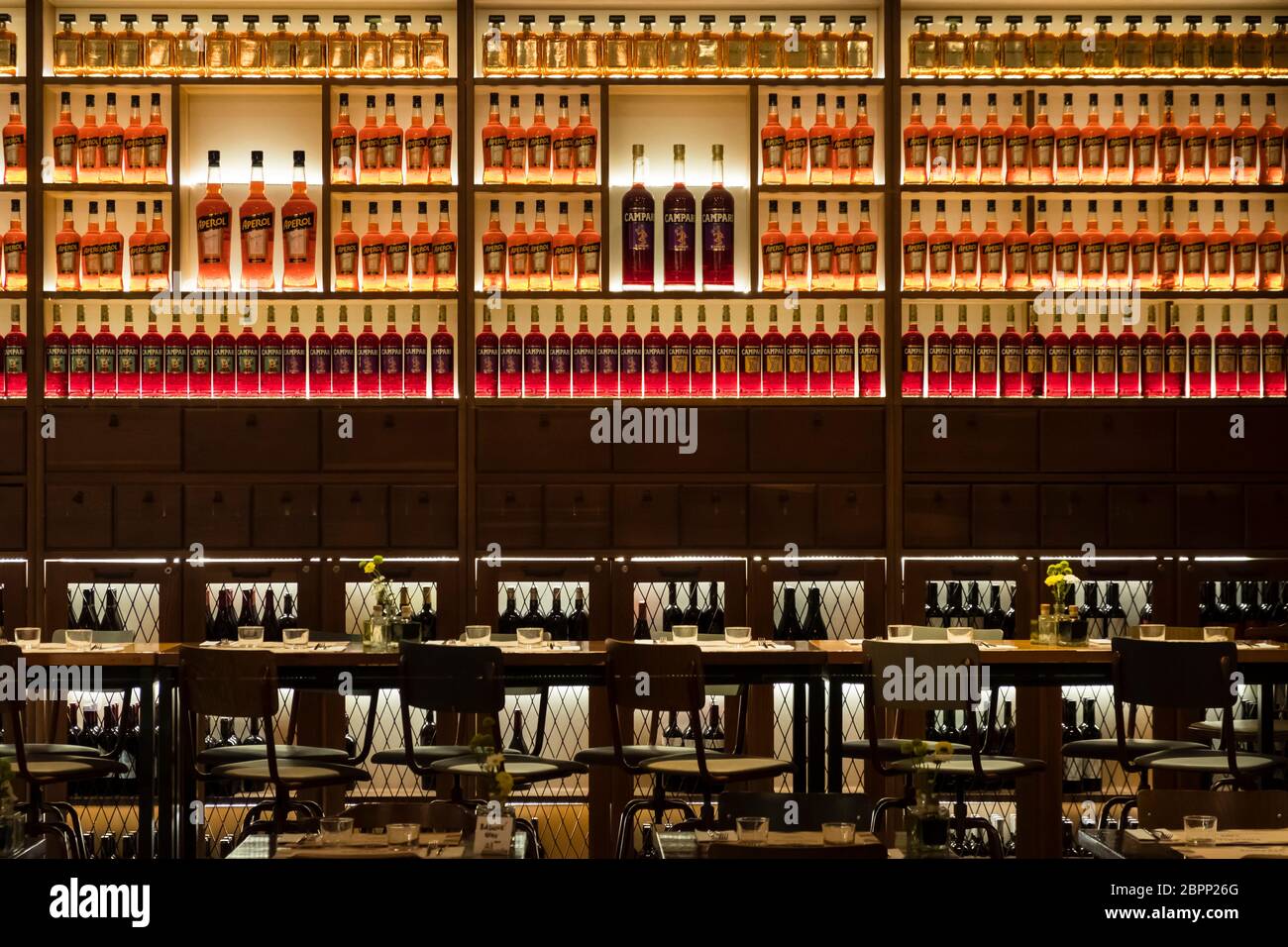 Bottiglie di liquore allineano il muro in Bokeria Kitchen & Wine Bar, Spalato, Croazia Foto Stock