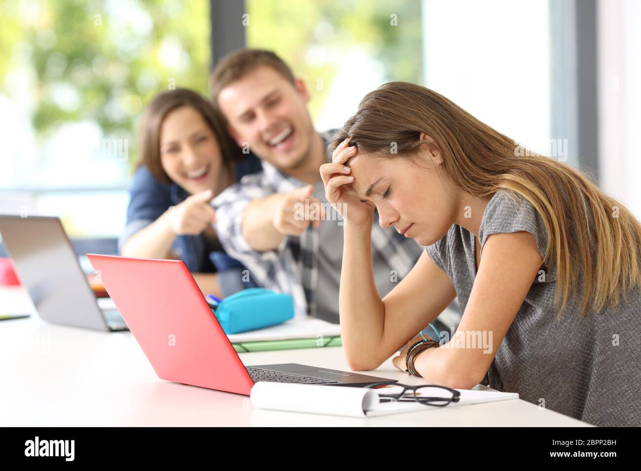 I compagni di scuola il bullismo un triste vittima di una classe Foto Stock