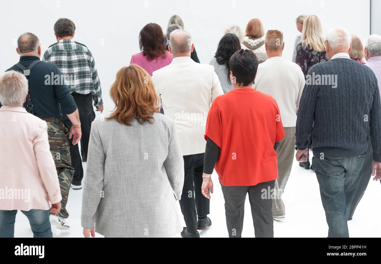 Persone che si allontanano - isolate su uno sfondo bianco Foto Stock