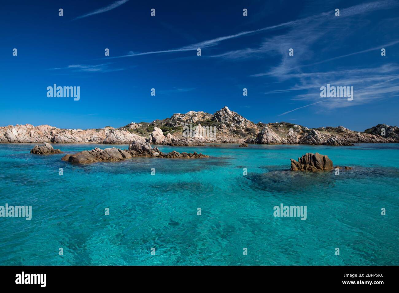 Scenic isola Sardegna paesaggio. Mare Italia ​​coast con azure acqua chiara. Sullo sfondo della natura Foto Stock