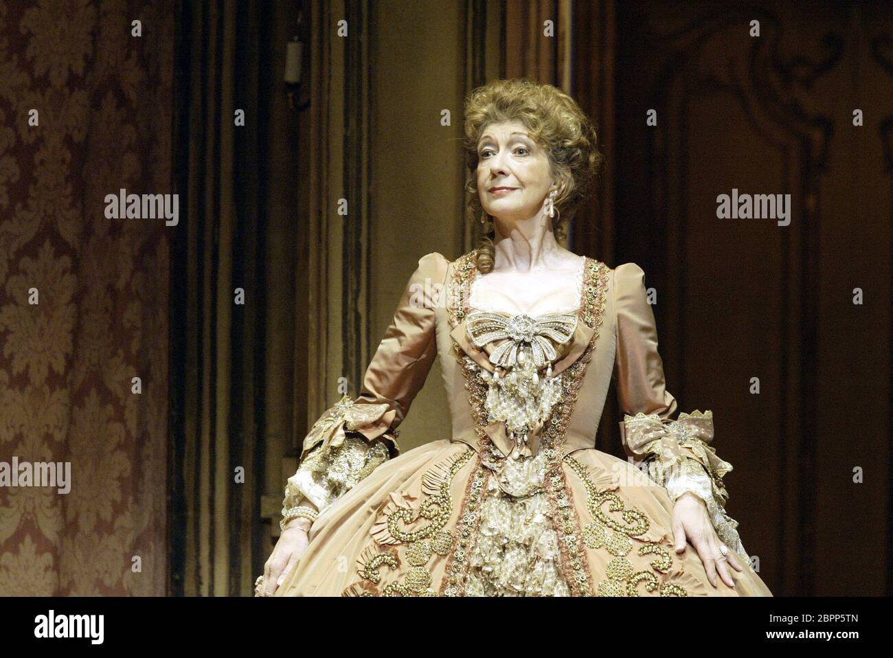 Felicity Lott (The Marschallin) in DER ROSENKAVALIER di Richard Strauss alla Royal Opera di Covent Garden, Londra nel 2004 libretto di Hugo von Hofmannsthal direttore: Charles Mackerras regista: John Schlesinger Foto Stock