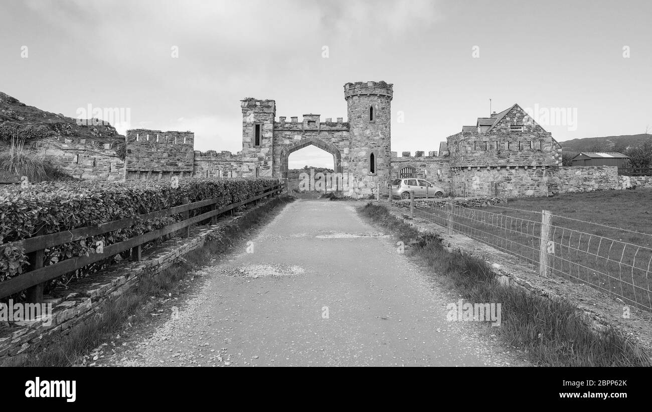 Foto in bianco e nero di un edificio storico con arco visto nell'Irlanda occidentale Foto Stock Foto in bianco e nero di un edificio storico con arco visto nell'Irlanda occidentale Foto Stock