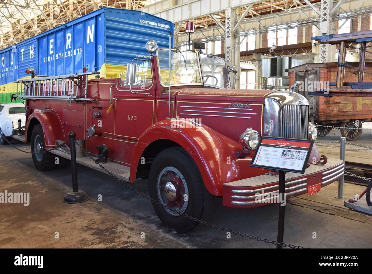Un camion anticato Mack Fire in mostra al North Carolina Transportation Museum. Foto Stock