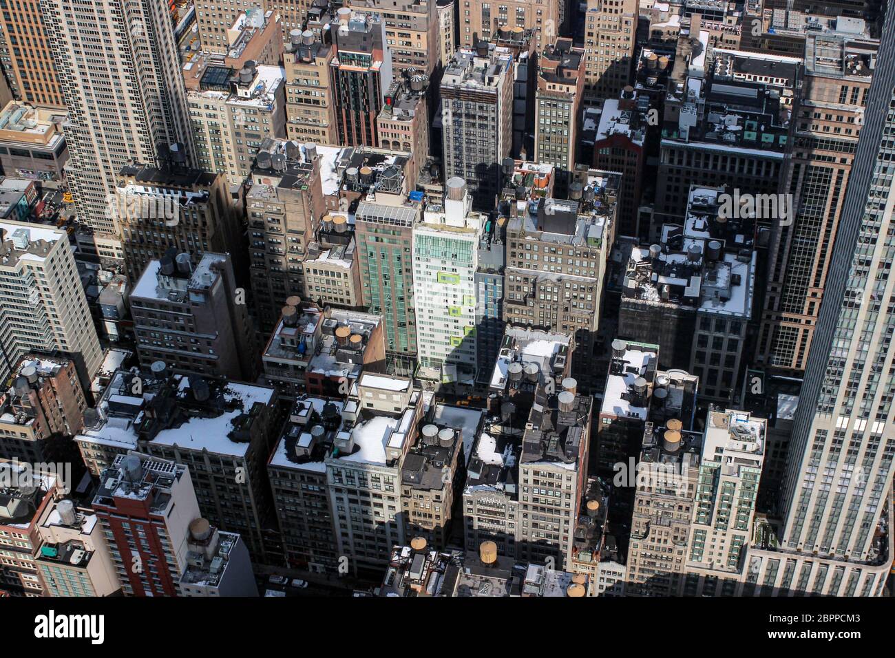 L'ombra dell'Empire state Building su grattacieli minori nel centro di Manhattan, New York City, Stati Uniti d'America Foto Stock