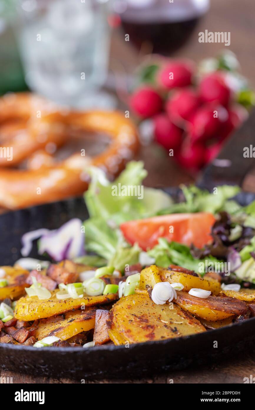 Tirolese groestl di patate con cipolle Foto Stock