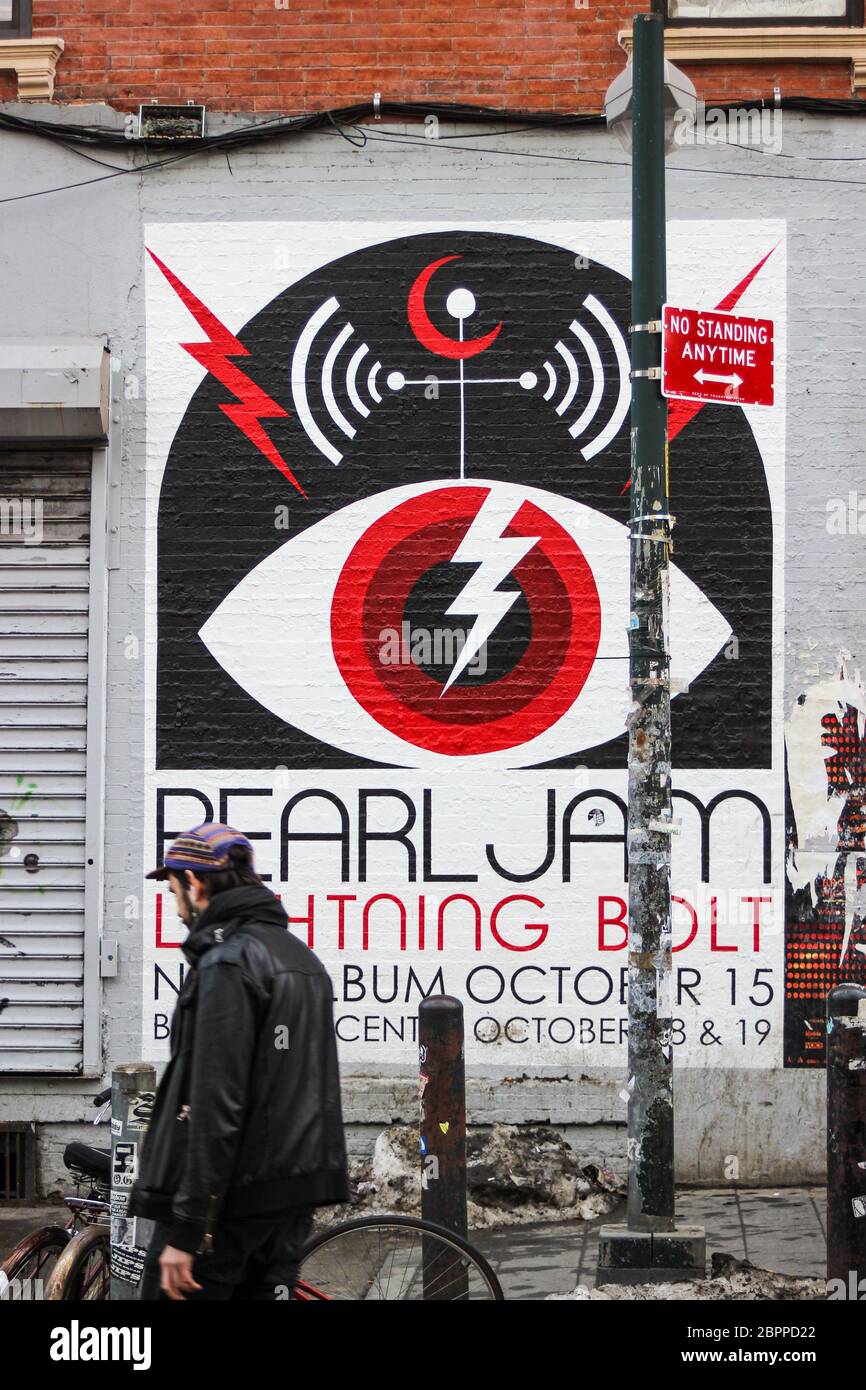 Spot murale dell'album Lightning Bolt di Pearl Jam alla fermata della metropolitana di Bedford nel quartiere di Williamsburg, Brooklyn, New York City, Stati Uniti d'America Foto Stock