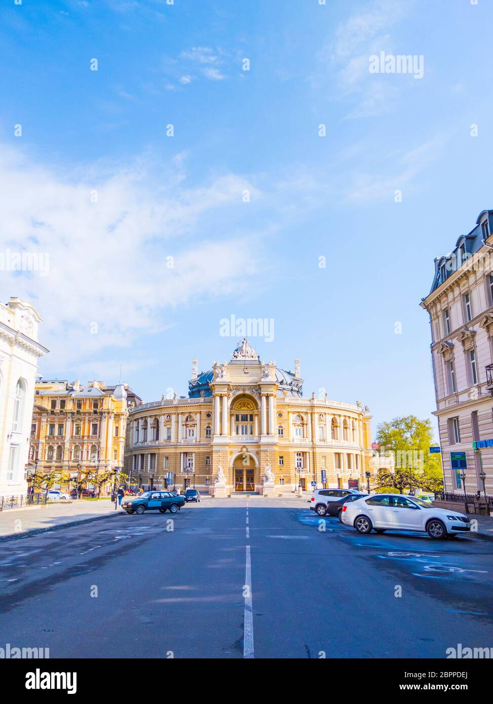 Odessa, Ucraina - 30 aprile 2020. Bella lirica nazionale e balletto thaetre. Teatro nazionale di opera e balletto accademico Odessa sulle strade vuote durante il blocco COVID-19. Foto Stock