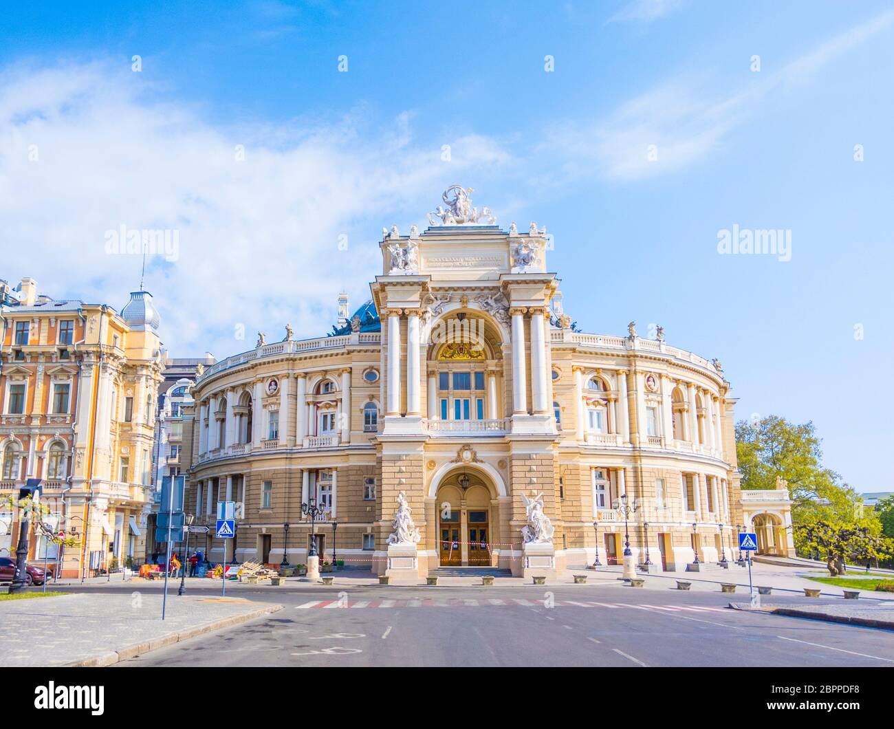 Odessa, Ucraina - 30 aprile 2020. Bella lirica nazionale e balletto thaetre. Teatro nazionale di opera e balletto accademico Odessa sulle strade vuote durante il blocco COVID-19. Foto Stock