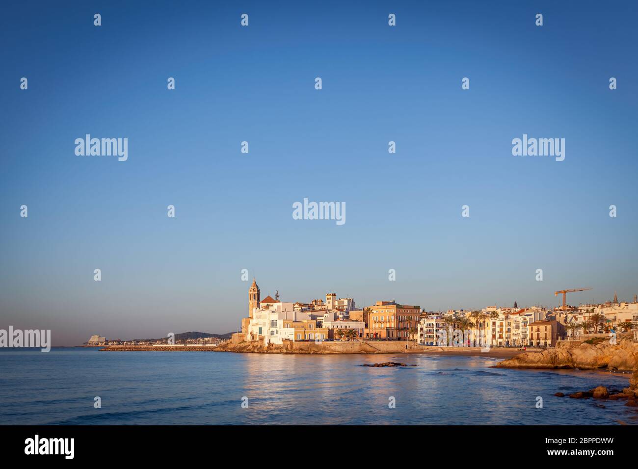 Sitges è una città nei pressi di Barcellona in Catalogna, Spagna. Essa è famosa per le sue spiagge e la vita notturna. Foto Stock