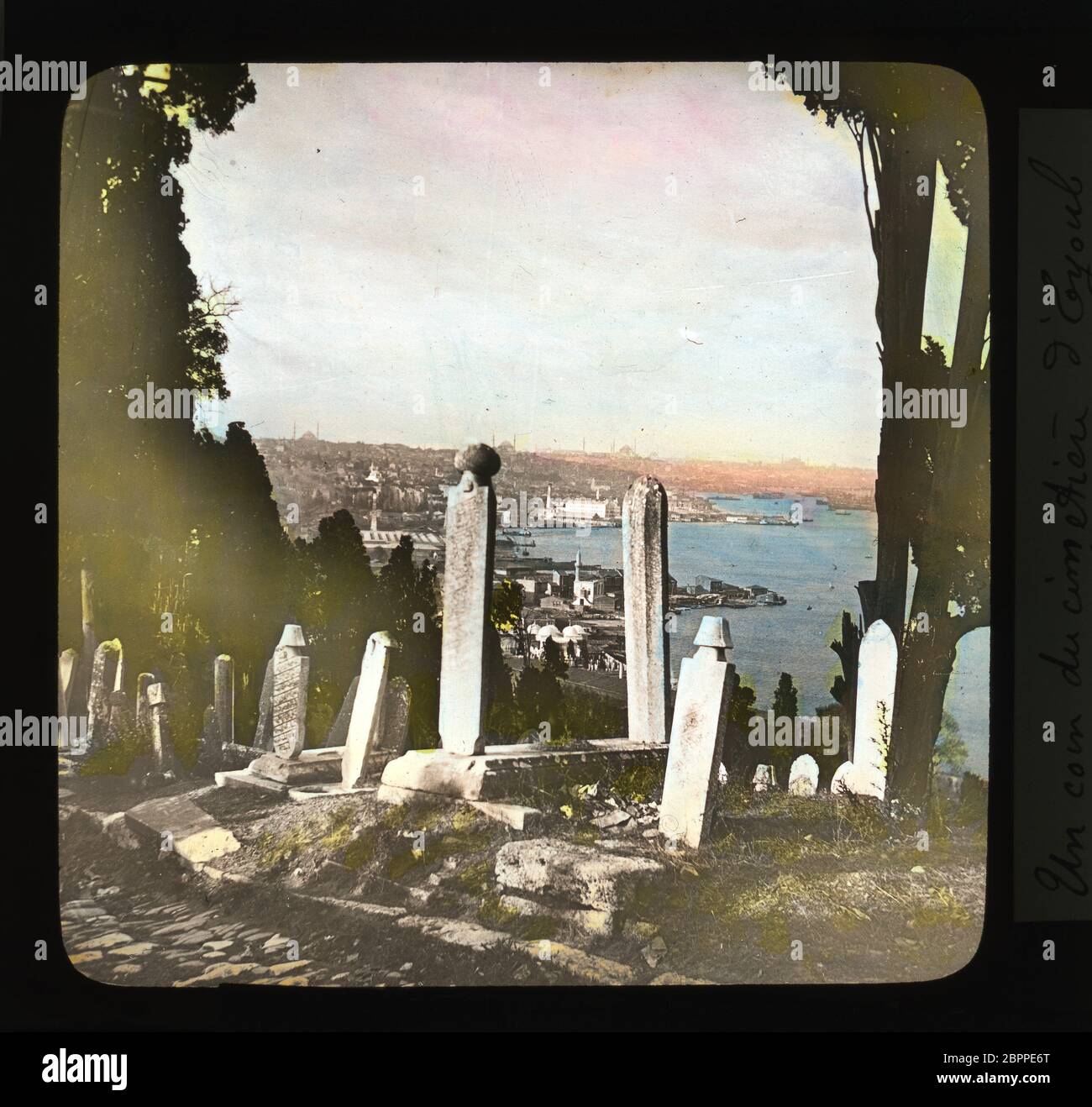 Istanbul Costantinopoli: Un angolo del cimitero di Eyoub (Eyüp) con una vista sul Corno d'Oro e la città. Vetrino a colori (presumibilmente a mano) da circa 1910. Fotografia su lastra di vetro asciutta della collezione Herry W. Schaefer. Foto Stock