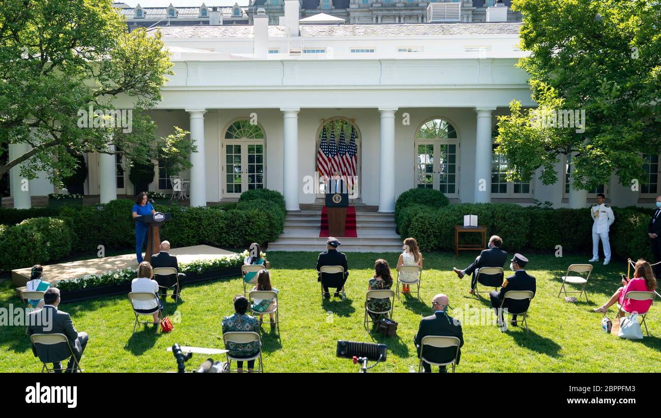 Il presidente degli Stati Uniti Donald Trump ascolta la sua voce come infermiera di New York City Amy Ford, commenta durante la cerimonia di riconoscimento presidenziale: Duro lavoro, eroismo e speranza nel Rose Garden della Casa Bianca 15 maggio 2020 a Washington, D.C. l'evento ha onorato i lavoratori di prima linea combattendo il COVID-19, pandemia del coronavirus. Foto Stock