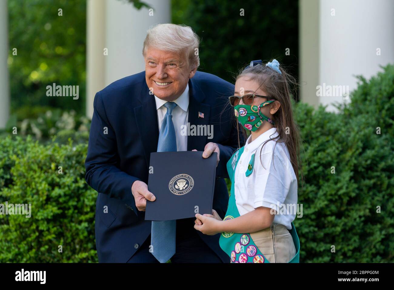 Il presidente degli Stati Uniti Donald Trump presenta Lauren Matney, membro della Girl Scout Troop 744, con un certificato di riconoscimento durante la cerimonia di riconoscimento presidenziale: Duro lavoro, eroismo e speranza nel Rose Garden della Casa Bianca 15 maggio 2020 a Washington, D.C. l'evento ha onorato i lavoratori di prima linea che combattono il COVID-19, pandemia del coronavirus. Foto Stock