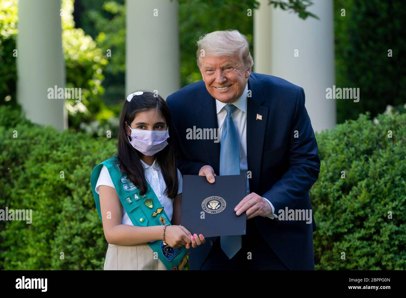 Il presidente degli Stati Uniti Donald Trump presenta Laila Khan, un membro della Girl Scout Troop 744, con un certificato di riconoscimento durante la cerimonia di riconoscimento presidenziale: Duro lavoro, eroismo e speranza nel Rose Garden della Casa Bianca 15 maggio 2020 a Washington, D.C. l'evento ha onorato i lavoratori di prima linea che combattono il COVID-19, pandemia del coronavirus. Foto Stock