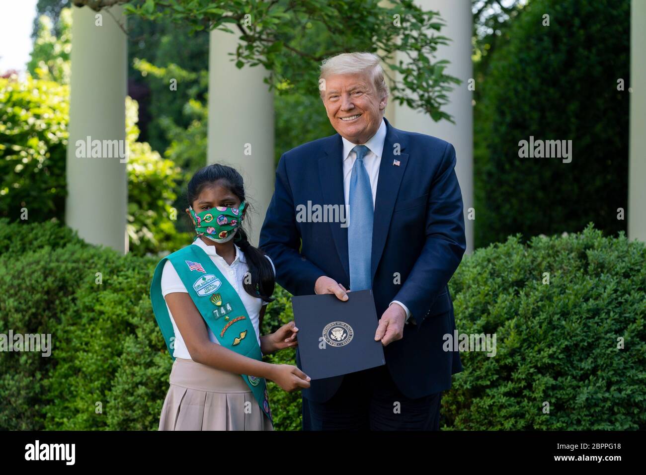 Il presidente degli Stati Uniti Donald Trump presenta a Sravya Annappareddy, membro della Troop Girl Scout 744, un certificato di riconoscimento durante la cerimonia di riconoscimento presidenziale: Duro lavoro, eroismo e speranza nel Rose Garden della Casa Bianca 15 maggio 2020 a Washington, D.C. l'evento ha onorato i lavoratori di prima linea che combattono il COVID-19, pandemia del coronavirus. Foto Stock