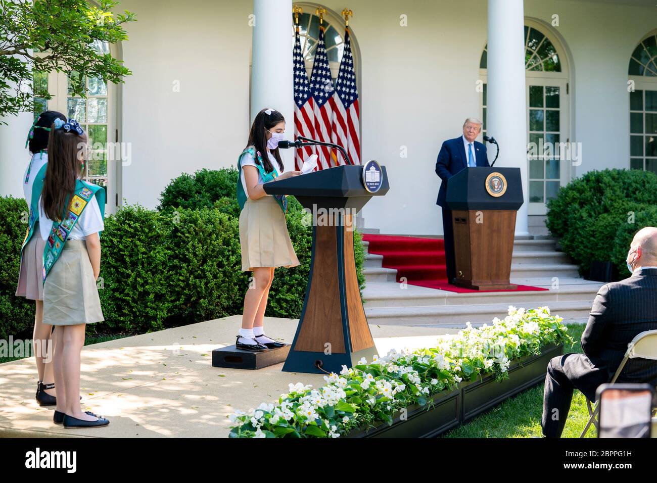 Il presidente degli Stati Uniti Donald Trump ascolta la ragazza Scout Laila Khan, cui hanno aderito i 744 membri della commissione Girl Scout Lauren Matney e Sravya Annappareddy, durante la cerimonia di riconoscimento presidenziale: Duro lavoro, eroismo e speranza nel Rose Garden della Casa Bianca 15 maggio 2020 a Washington, D.C. l'evento ha onorato i lavoratori di prima linea che combattono il COVID-19, pandemia del coronavirus. Foto Stock