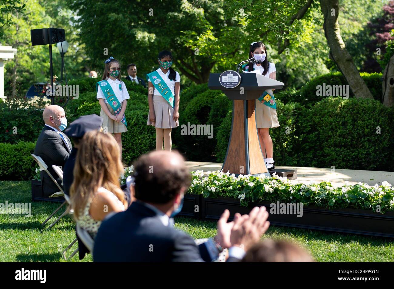 Girl Scout Laila Khan, insieme ai 744 membri della Girl Scout Troop Lauren Matney e Sravya Annappareddy, commenta durante la cerimonia di riconoscimento presidenziale: Duro lavoro, eroismo e speranza nel Rose Garden della Casa Bianca 15 maggio 2020 a Washington, D.C. l'evento ha onorato i lavoratori di prima linea che combattono il COVID-19, pandemia del coronavirus. Foto Stock