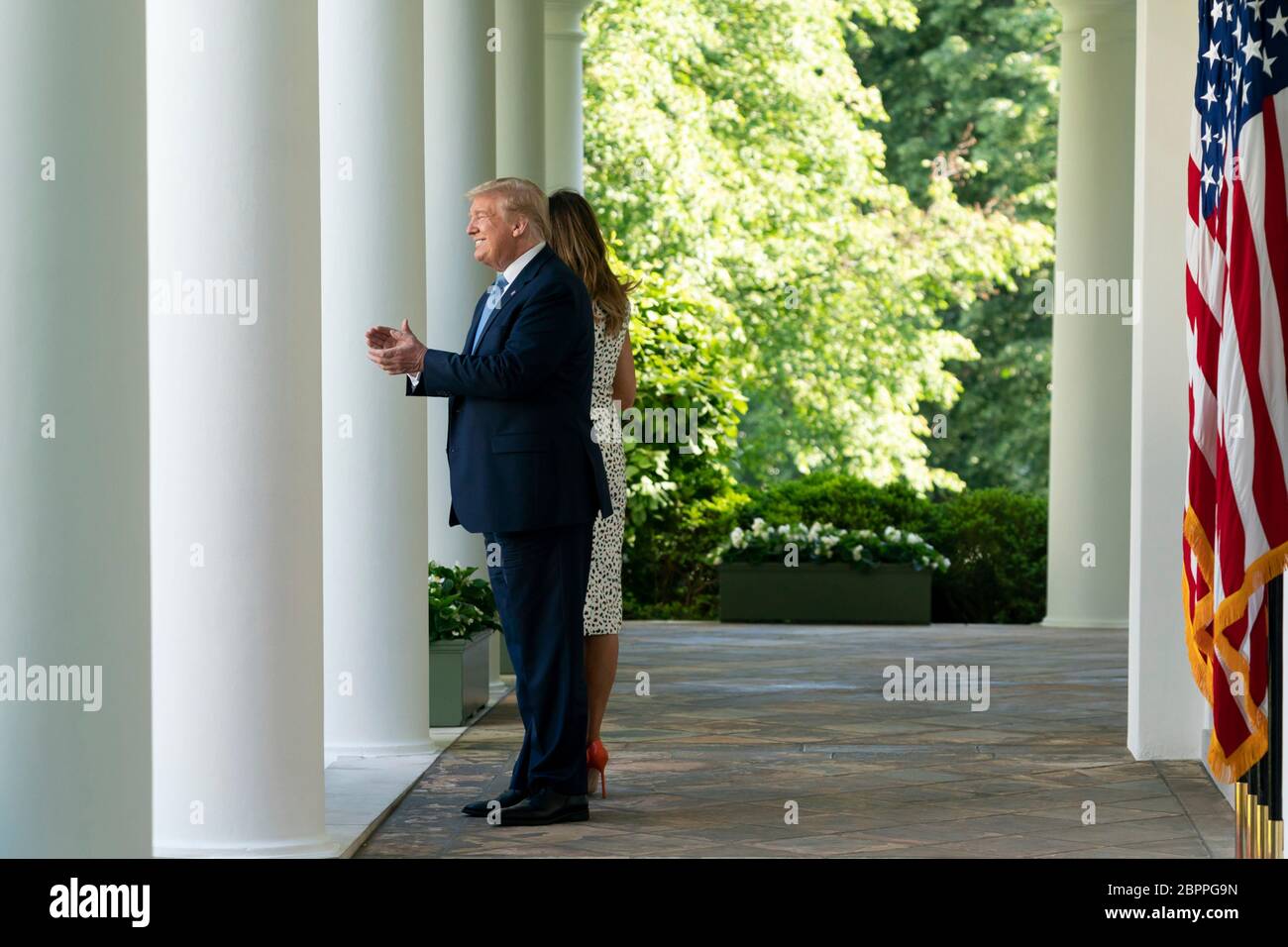 Il presidente degli Stati Uniti Donald Trump e la First Lady Melania Trump partono dalla cerimonia di riconoscimento presidenziale: Duro lavoro, eroismo e speranza evento nel Rose Garden della Casa Bianca 15 maggio 2020 a Washington, D.C. l'evento ha onorato i lavoratori di prima linea che combattono il COVID-19, pandemia di coronavirus. Foto Stock