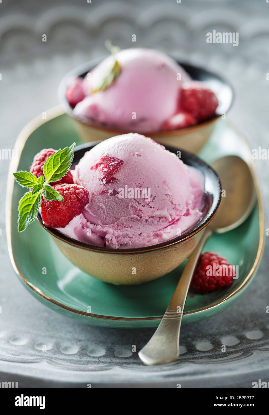 In casa gelato biologico scoop con frutti di bosco e lampone Foto Stock