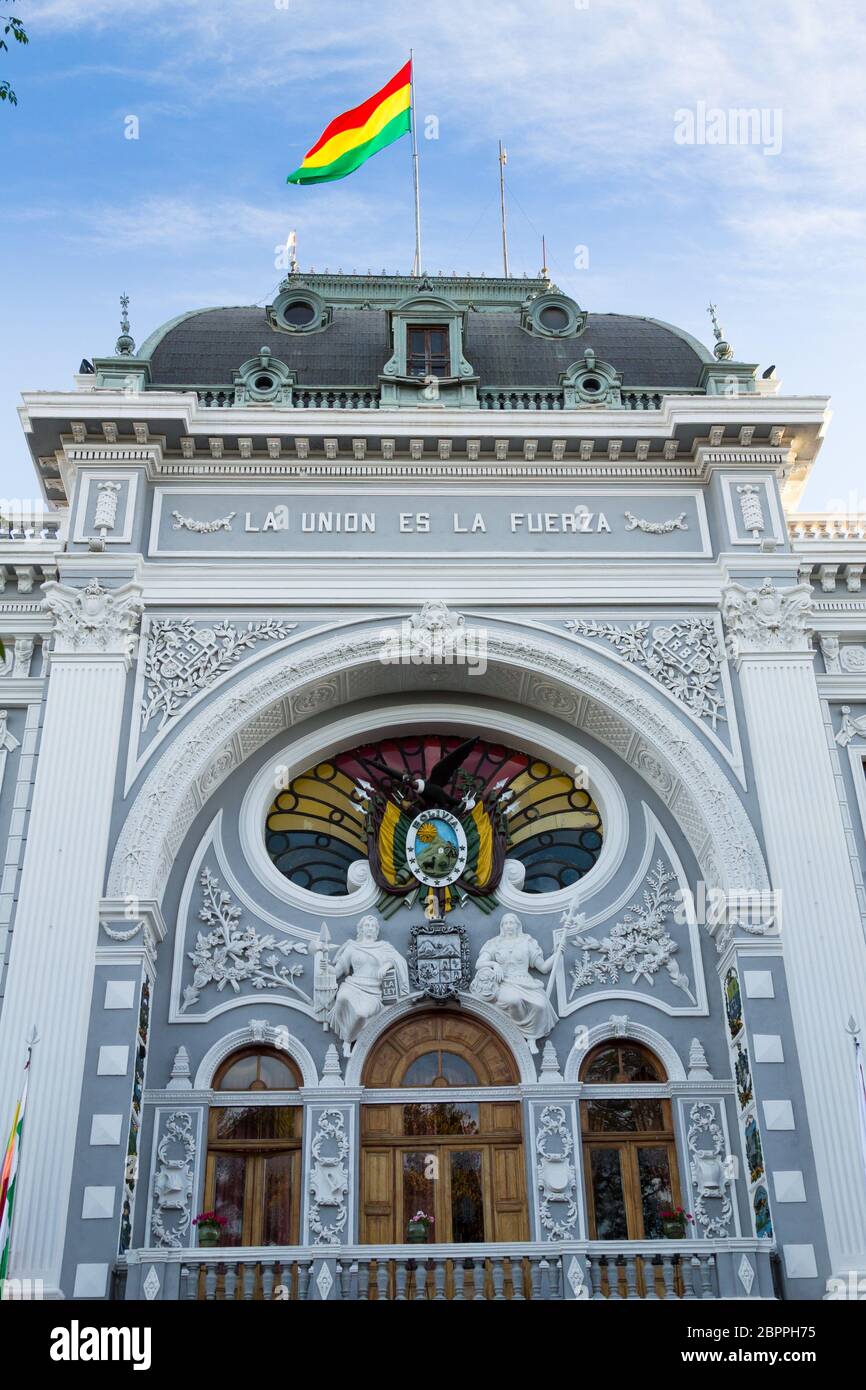 Governo facciata di edificio vista, Sucre, Bolivia. Bandiera boliviana Foto Stock