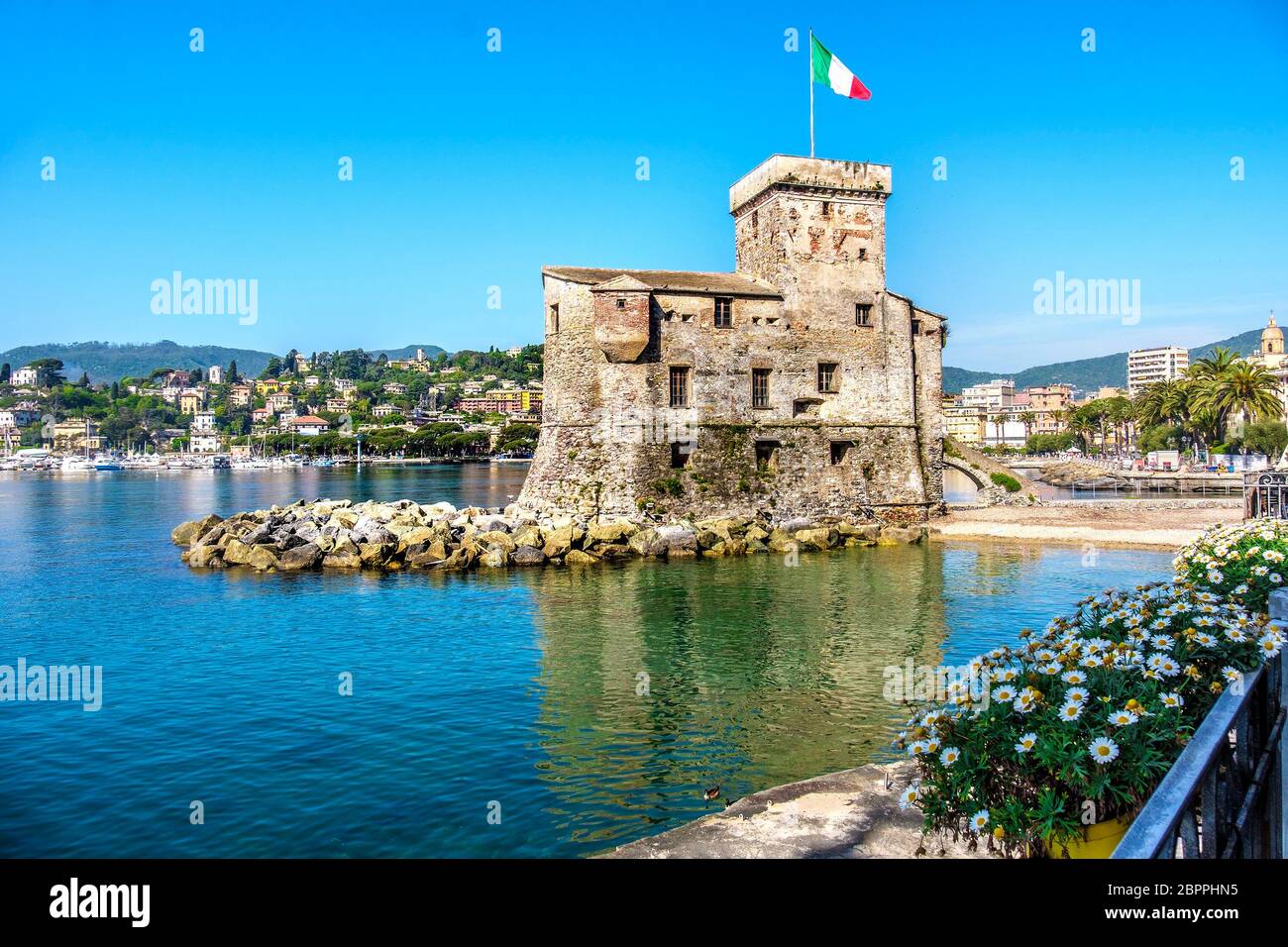 Castelli italiani in mare bandiera italiana - Rapallo Genova Golfo del Tigullio vicino Portofino Italia . Foto Stock