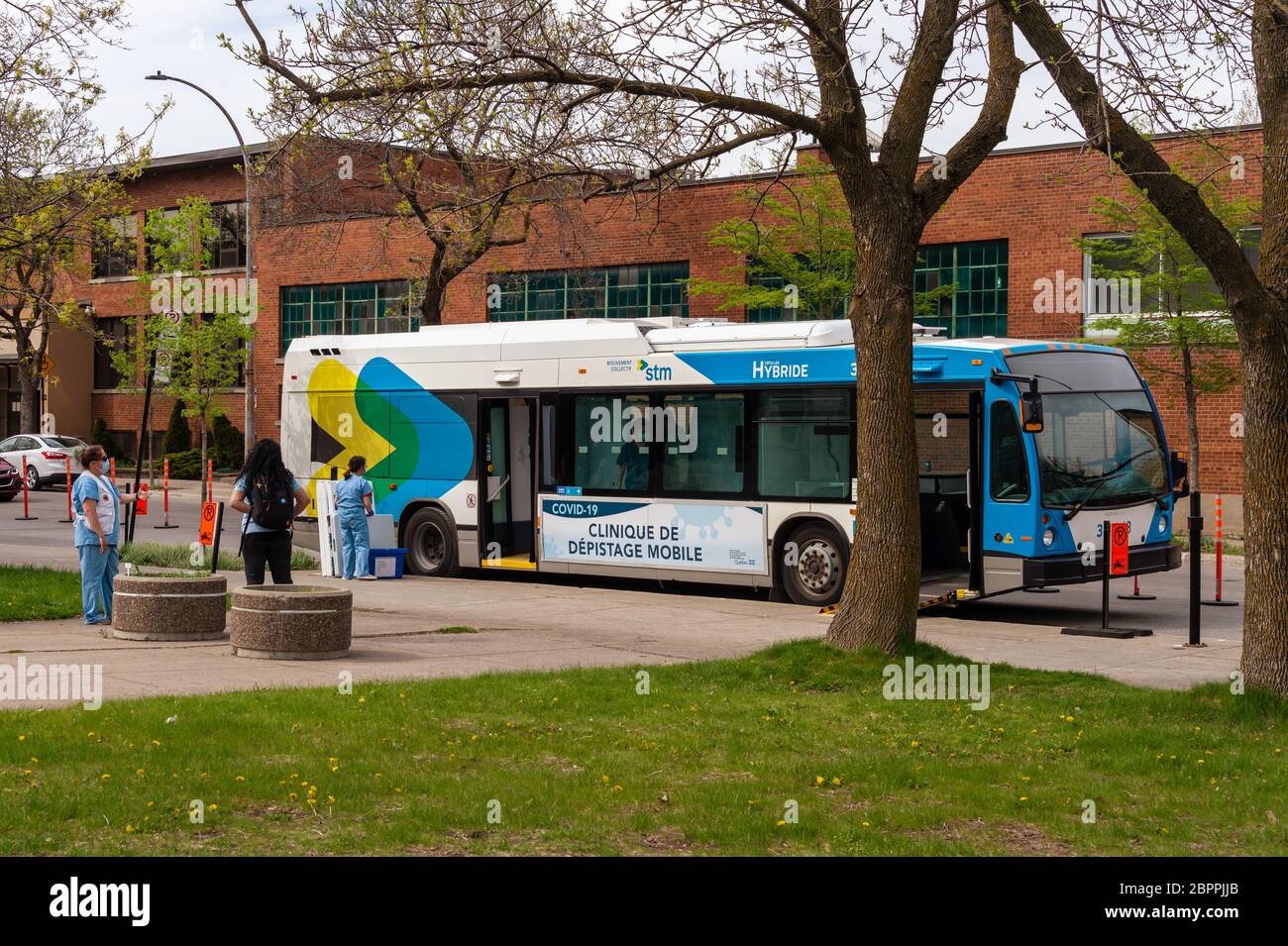 Montreal, CA - 19 maggio 2020: Un autobus urbano STM trasformato in una clinica di test COVID-19 mobile su Fullum Street Foto Stock
