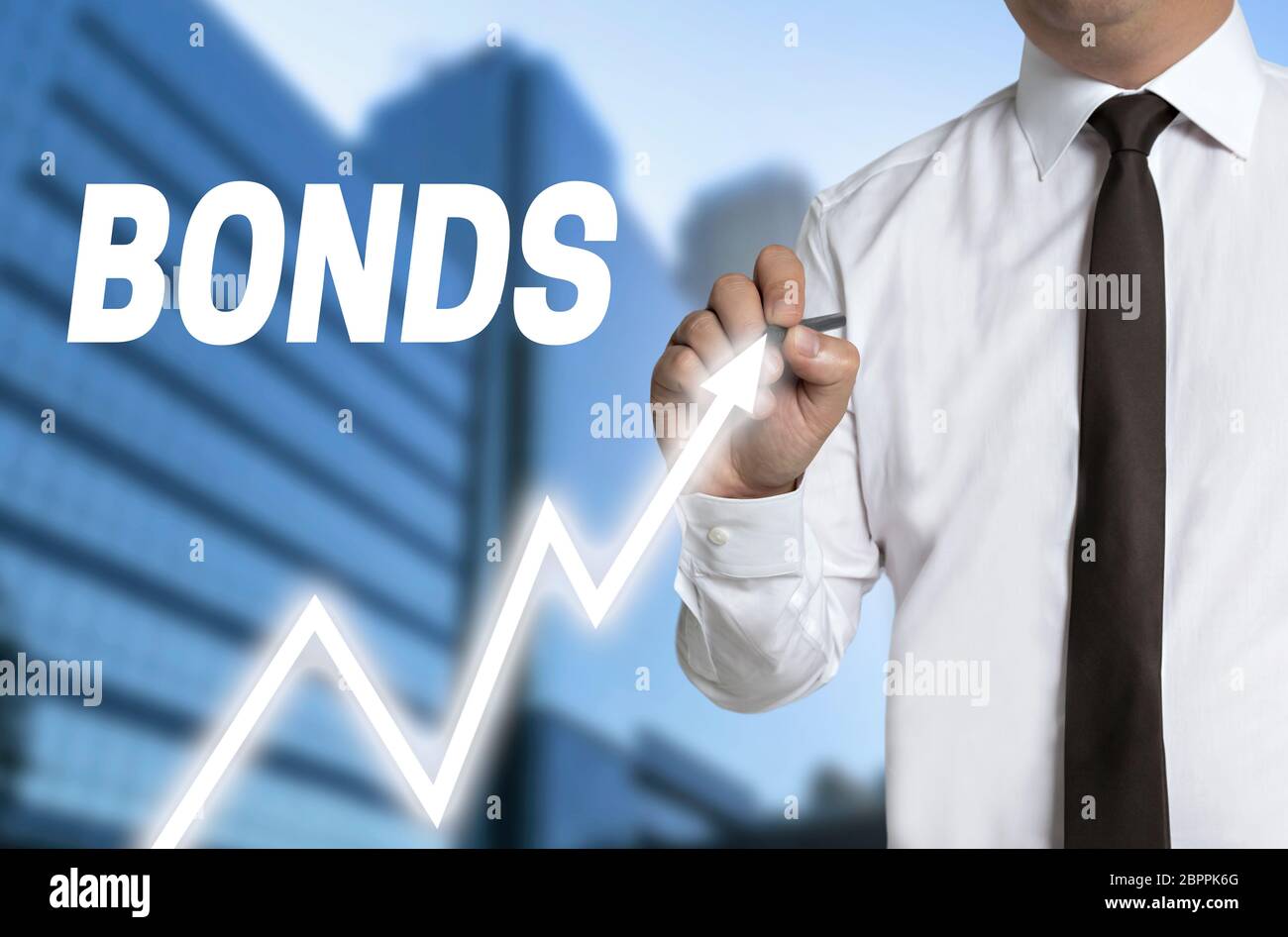 Bonds trader aspira il prezzo di mercato sul touchscreen. Foto Stock