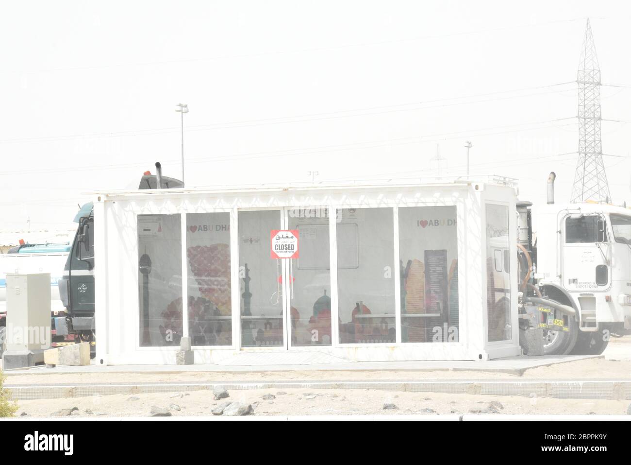 Chiuso a causa della pulizia disinfettante. La fermata dell'autobus climatizzato ad Abu Dhabi, Emirati Arabi Uniti. Foto scattata il 18 maggio 2020. Foto Stock