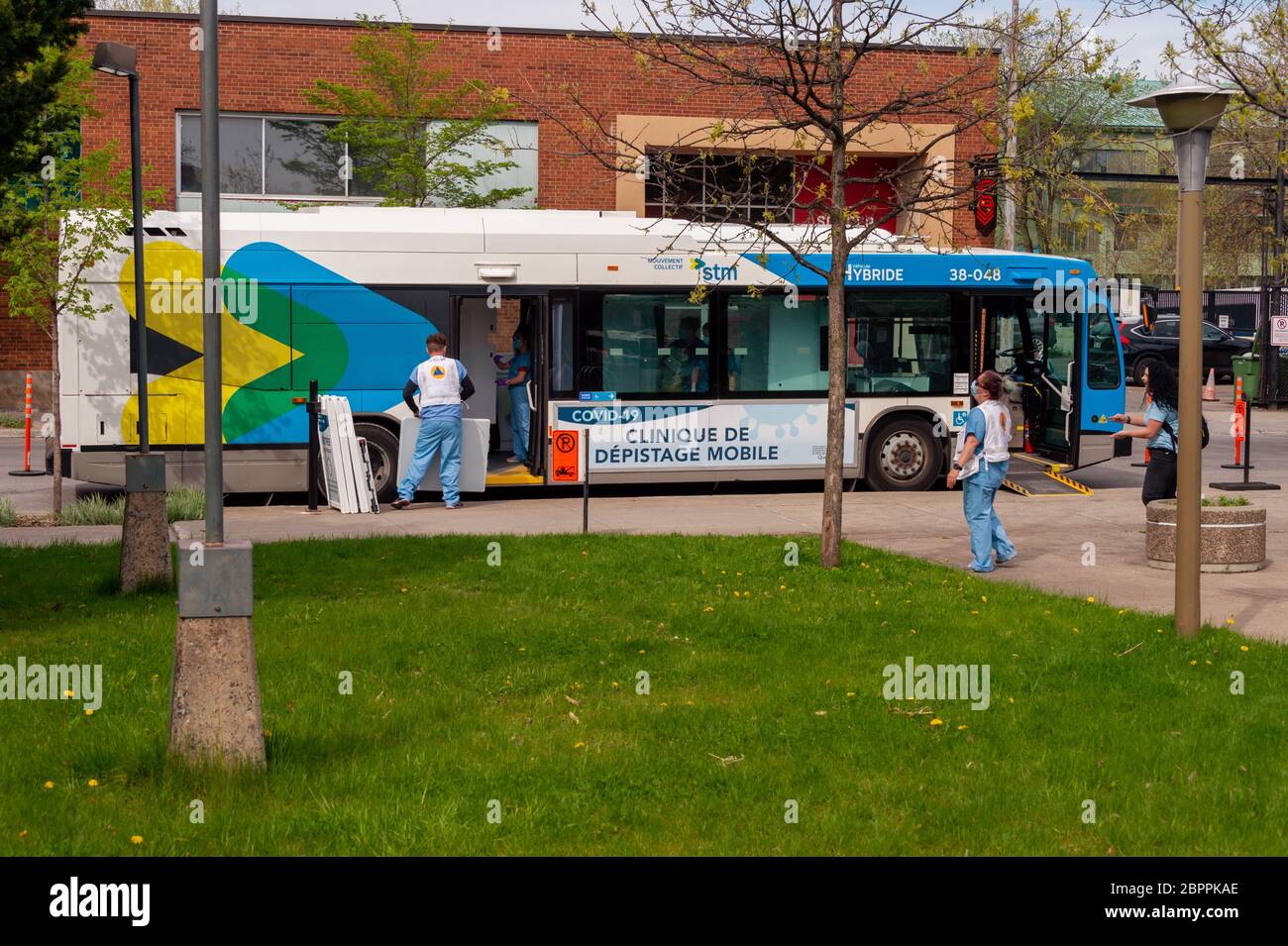 Montreal, CA - 19 maggio 2020: Un autobus urbano STM trasformato in una clinica di test COVID-19 mobile su Fullum Street Foto Stock