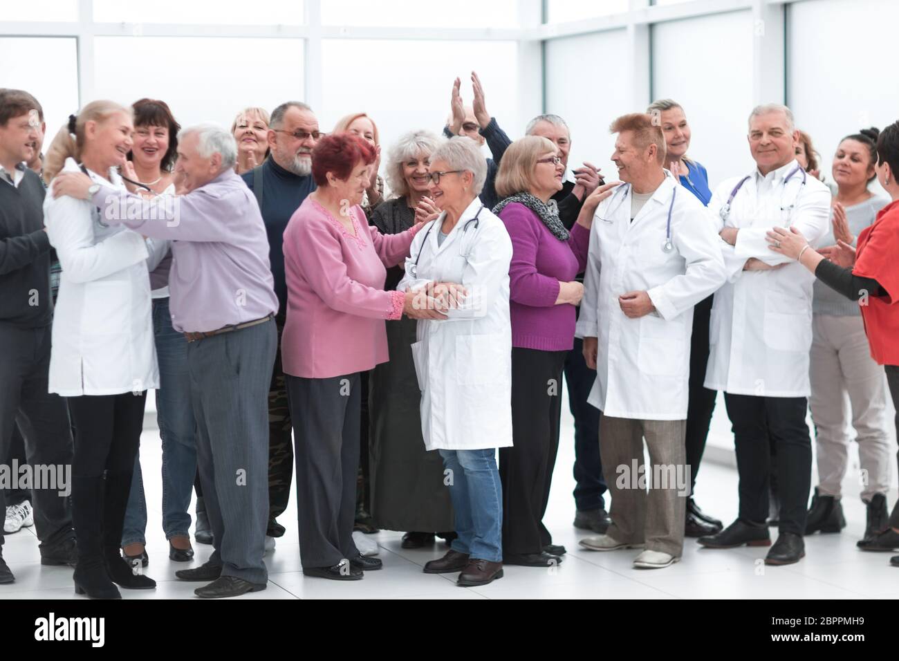 I pazienti abbracciano i medici come segno di gratitudine Foto Stock