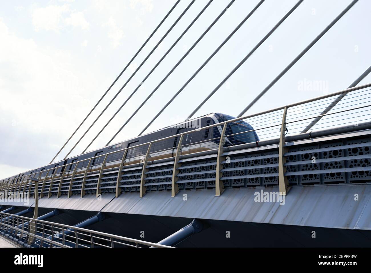metropolitana su un ponte. Treno della metropolitana sul ponte aperto nella stazione del corno dorato di istanbul Foto Stock