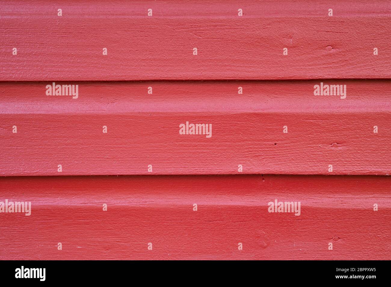 Parete di legno dipinta di rosso di una cabina Foto Stock