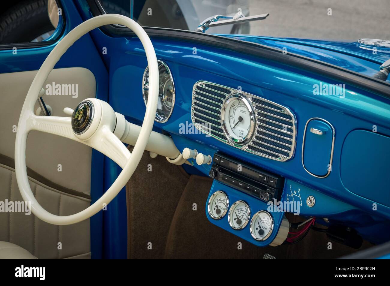 TORONTO, CANADA - 08 18 2018: Interno con volante con logo, tachimetro, quadrante REVS sul pannello frontale blu 1955 Volkswagen Beetle oldtimer Foto Stock
