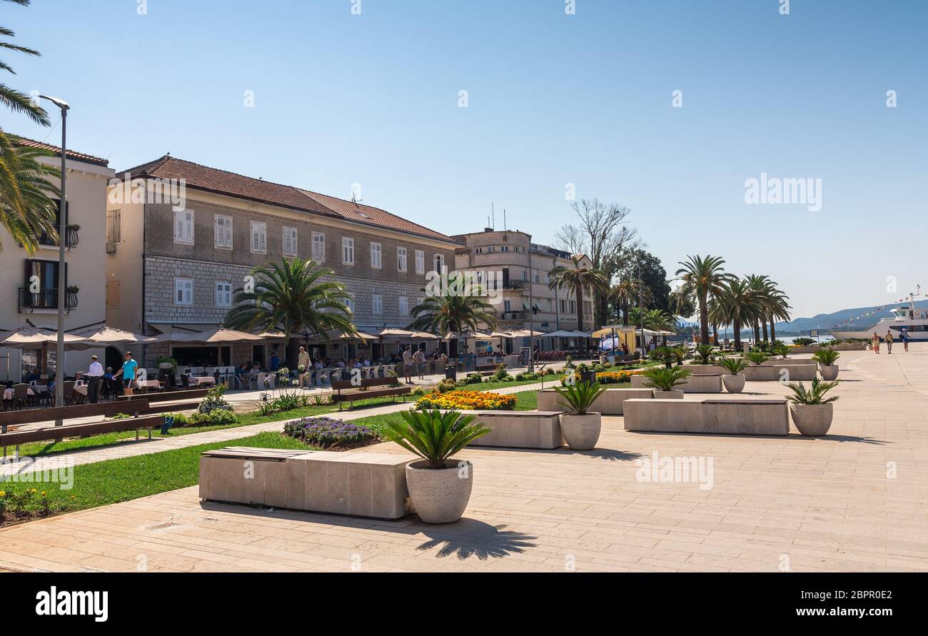 Tivat, Montenegro - 07.11.2018. Argine di Tivat city, Montenegro, in una soleggiata giornata estiva. L'inizio della crociera sulla Baia di Kotor. Foto Stock