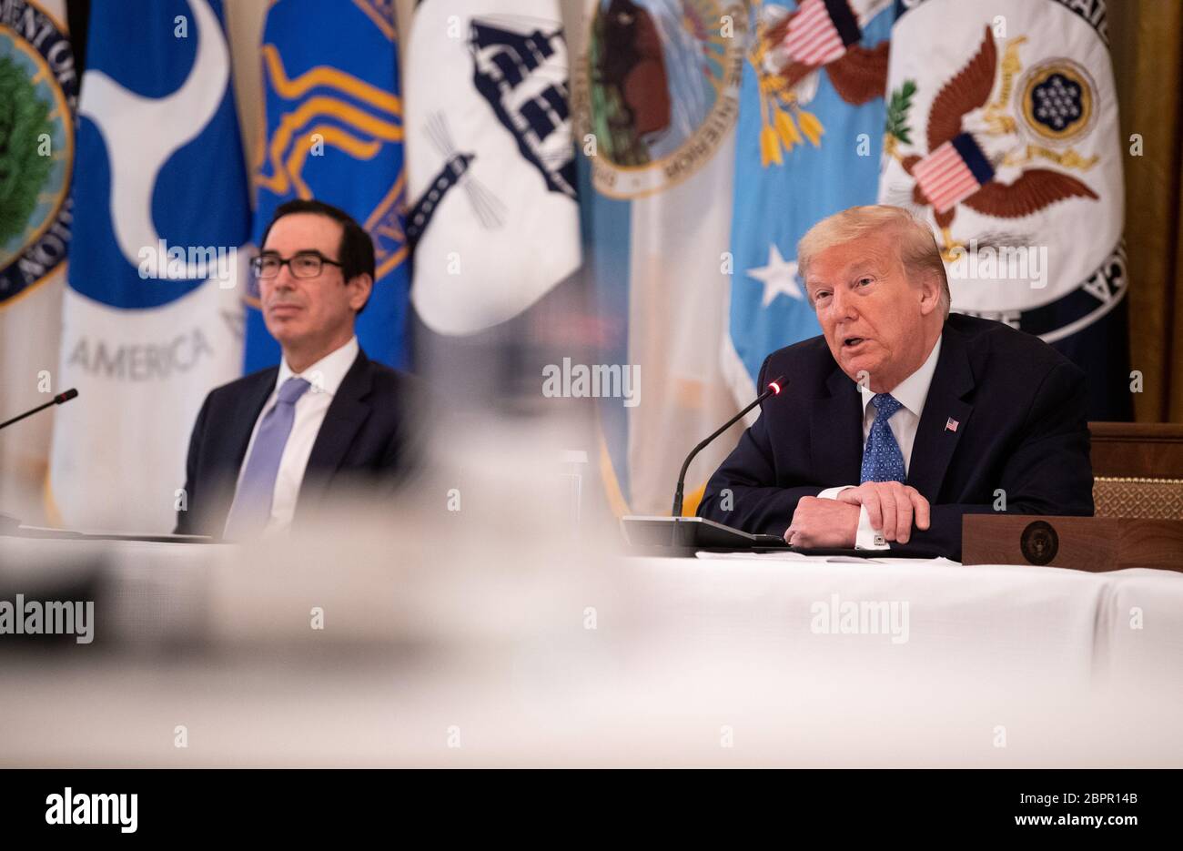Washington, Stati Uniti. 19 maggio 2020. Il presidente Donald Trump fa delle osservazioni insieme al segretario al Tesoro Steven Mnuchin mentre tiene un incontro di gabinetto nella East Room alla Casa Bianca a Washington, DC il 19 maggio 2020. Foto di Kevin Dietsch/UPI Credit: UPI/Alamy Live News Foto Stock