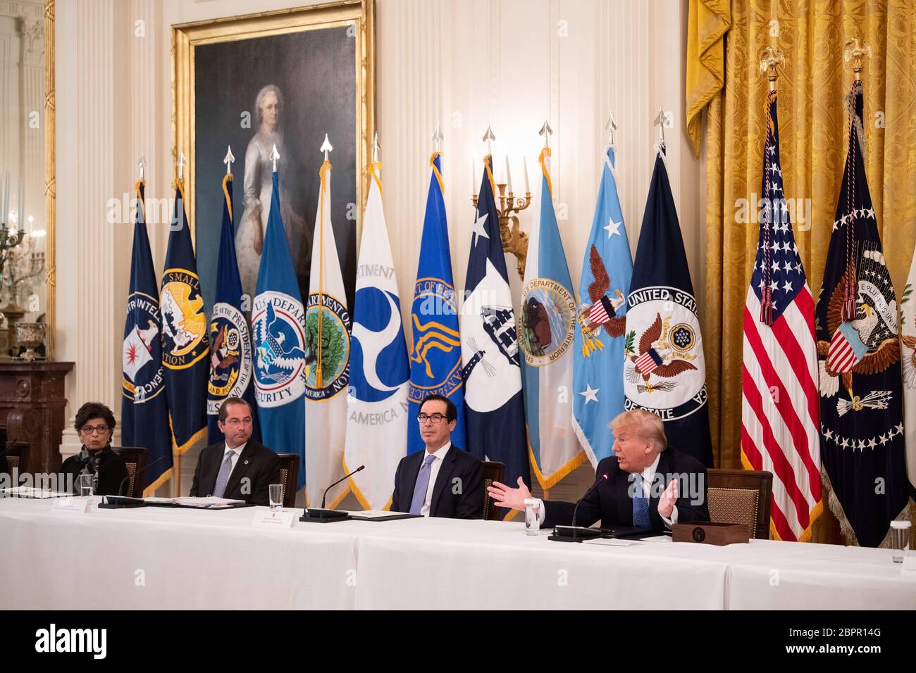 Washington, Stati Uniti. 19 maggio 2020. Il presidente Donald Trump fa delle osservazioni insieme al segretario al Tesoro Steven Mnuchin e al segretario HHS Alex Azar mentre tiene un incontro di gabinetto nella Sala Est alla Casa Bianca a Washington, DC il 19 maggio 2020. Foto di Kevin Dietsch/UPI Credit: UPI/Alamy Live News Foto Stock
