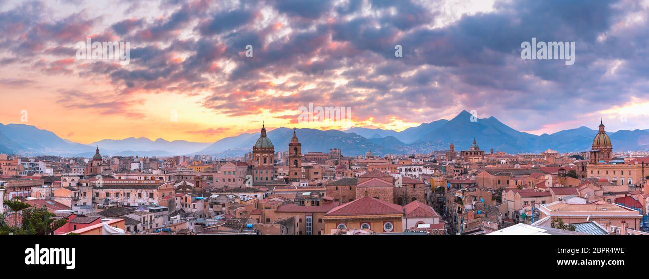 Veduta aerea di Palermo al tramonto, Sicilia, Italia Foto Stock