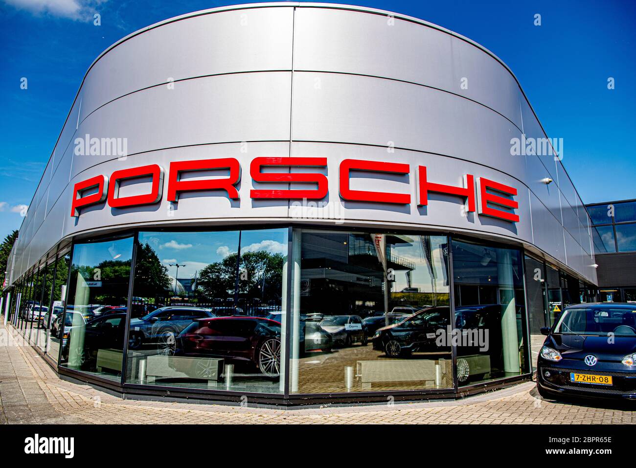 Le vendite di Porsche showroom.Car sono diminuite del 75 per cento, tutti i produttori hanno visto il numero di registrazioni diminuire di almeno il 60 per cento. Le vendite europee sono scese del 76% in aprile a 270 mila automobili, relazione corrente dell'associazione di categoria ACEA. Gli showroom sono stati chiusi tutto il mese in molti paesi europei. Foto Stock