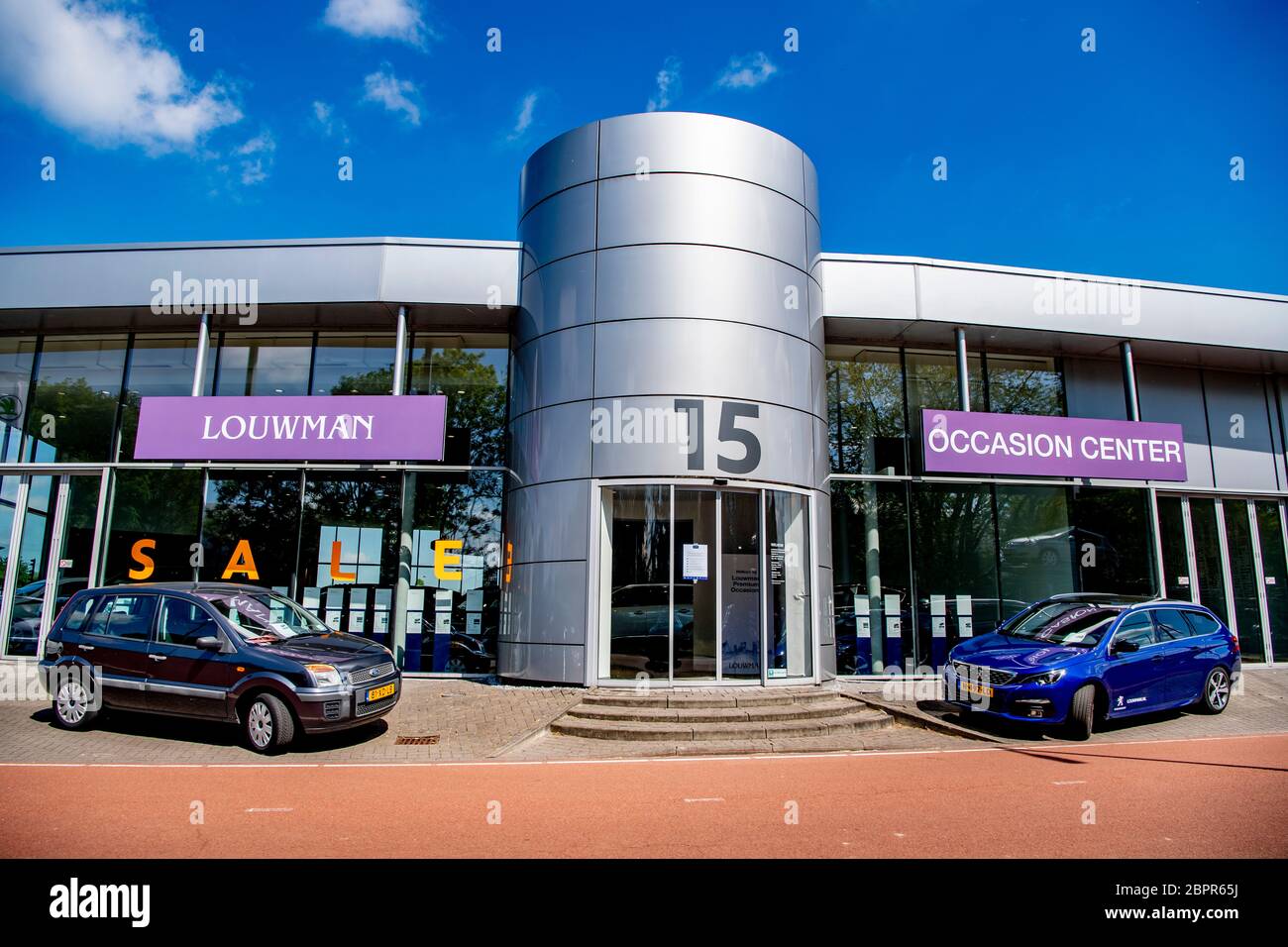 Le vendite di showroom.Car di Louwman sono diminuite del 75 per cento, tutti i produttori hanno visto il numero di registrazioni cadere di almeno 60 per cento. Le vendite europee sono scese del 76% in aprile a 270 mila automobili, relazione corrente dell'associazione di categoria ACEA. Gli showroom sono stati chiusi tutto il mese in molti paesi europei. Foto Stock