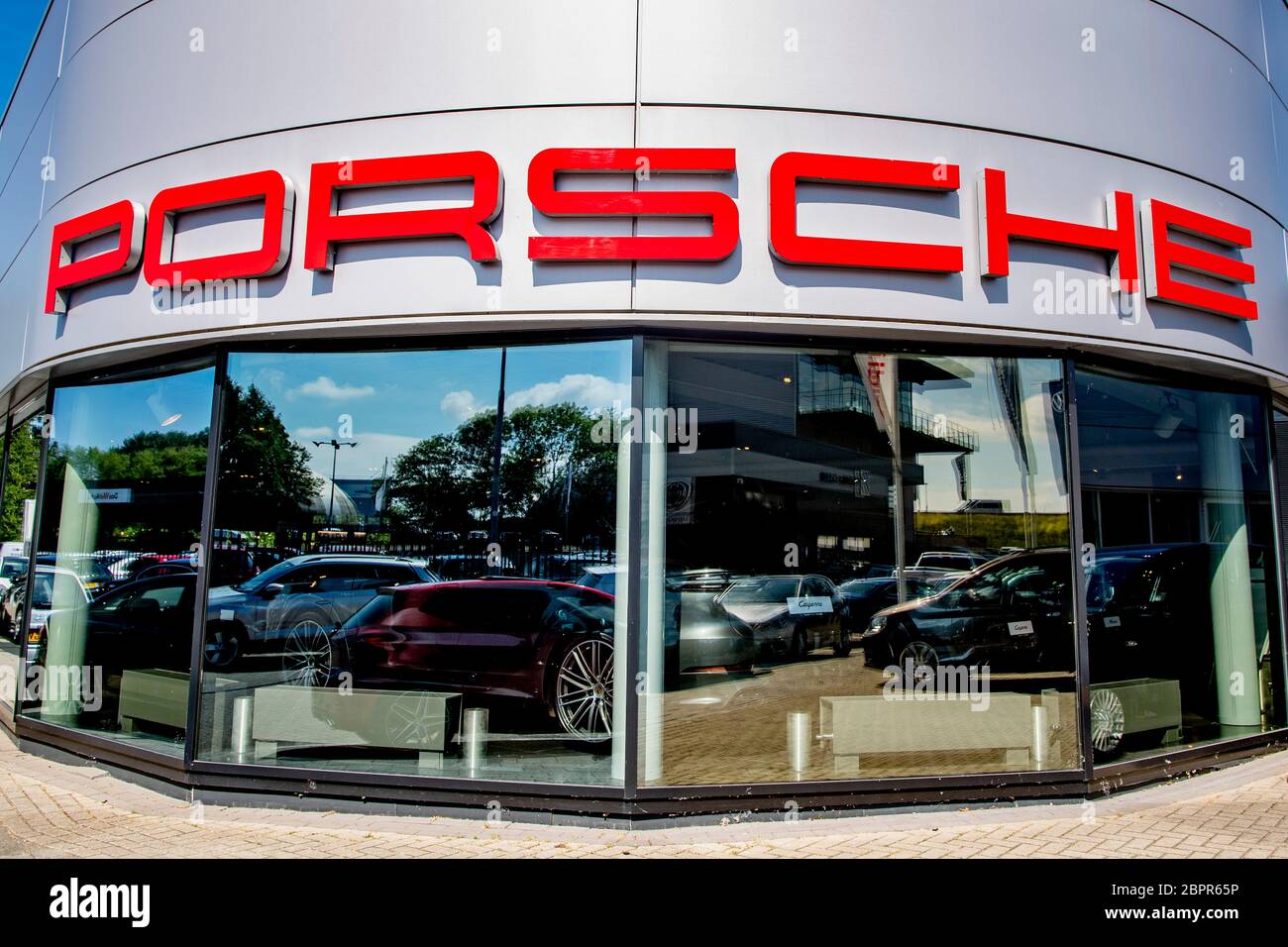 Le vendite di Porsche showroom.Car sono diminuite del 75 per cento, tutti i produttori hanno visto il numero di registrazioni diminuire di almeno il 60 per cento. Le vendite europee sono scese del 76% in aprile a 270 mila automobili, relazione corrente dell'associazione di categoria ACEA. Gli showroom sono stati chiusi tutto il mese in molti paesi europei. Foto Stock